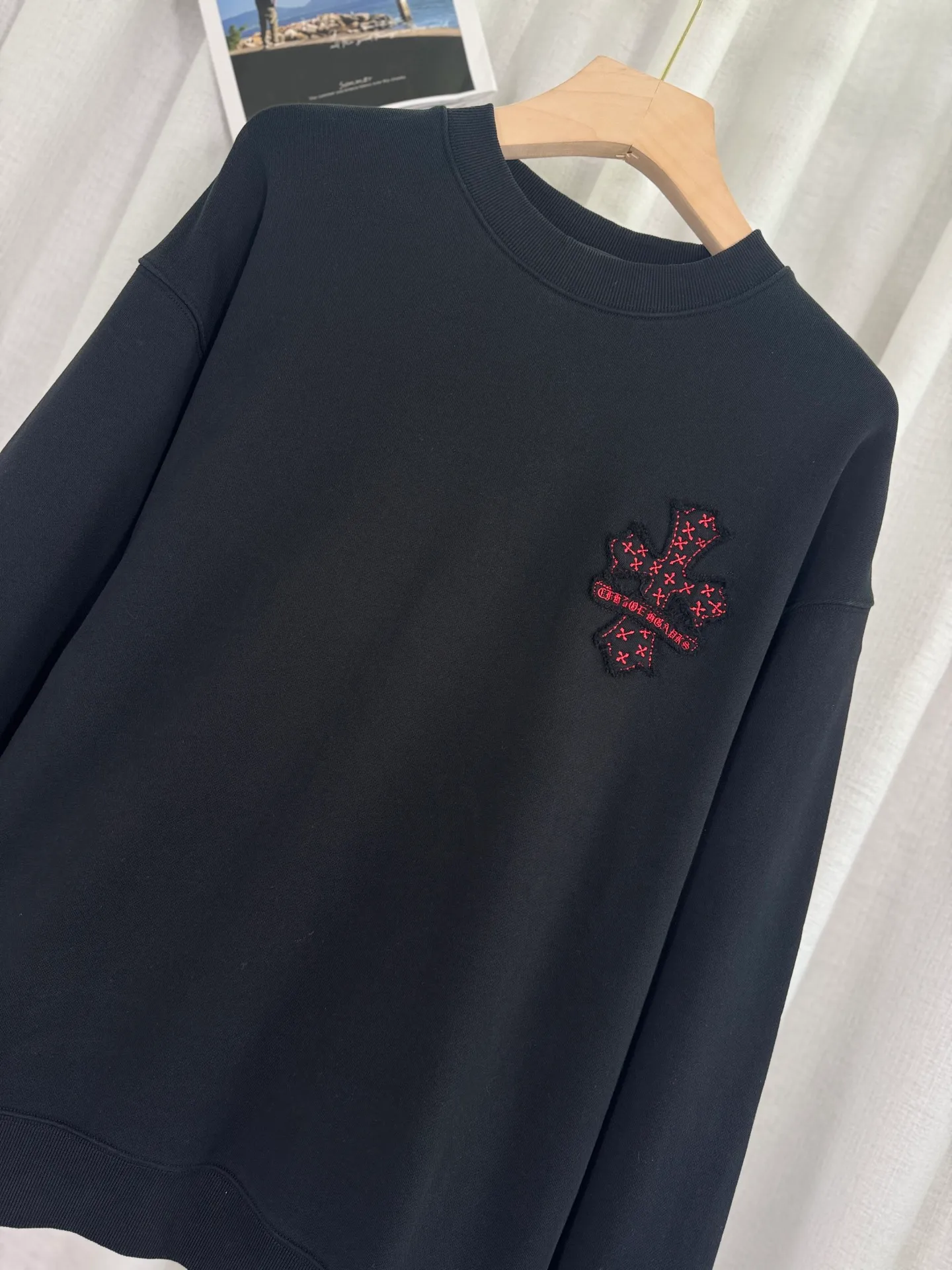 P260 top version, real shot without P, ​​different from market currency) 𝗖𝗵𝗿𝗼𝗺𝗲 𝗛𝗲𝗮𝗿𝘁𝘀/Cro Heart 2025 washed patch embroidery autumn and winter new original single counter American laser burnt 3D three-dimensional color embroidered couple casual sweatshirt 👑The highest version! Customized fabric 420g tripe terry fabric! American acid-washed and distressed original fabric laser burnt ✟appliqué embroidery and exquisite embroidery of letters! The best-selling model in the counter, very comfortable to wear. Accessories: original molded and authenticated collar label➕100% silk wash label. Genuine purchase-grade original hangtag➕matching hanging rope➕3D hanging beads➕original packaging bag. Craftsmanship: The original version has consistent wiring! The highest version of the armhole matching technique! Color: White Black Size: S M L XL Style Number: 25-316